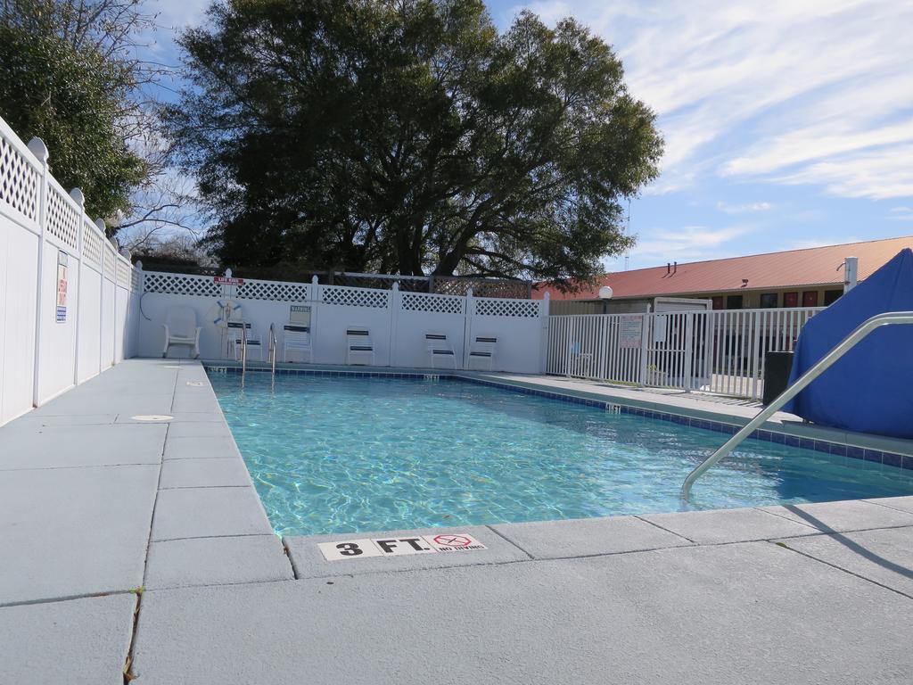 Executive Inn - Panama City Beach Upper Grand Lagoon Exterior photo